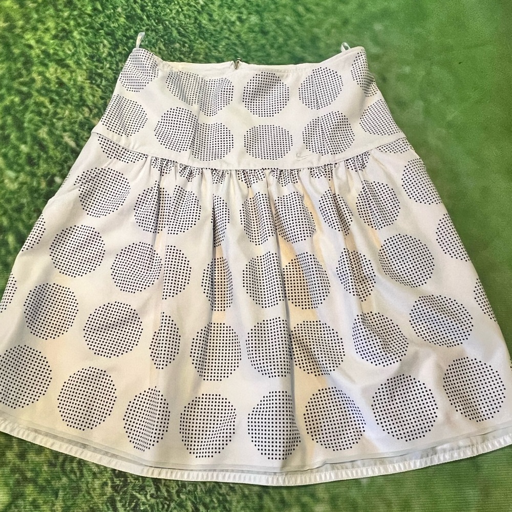 Nike reversible high waisted skirt with pockets and back zipper. Size S/4